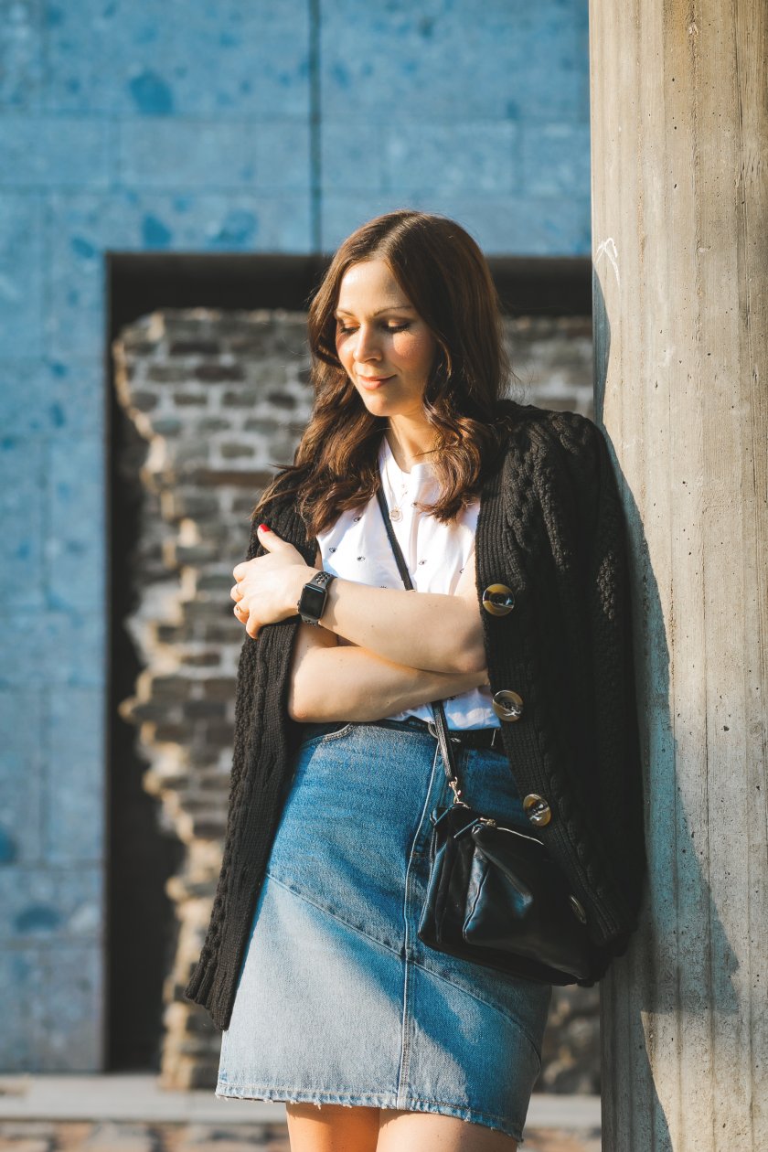 Frühlingsoutfit mit Jeans Rock, Cardigan, Sneakers, Topshop, Superga, Cosmoparis, Kauf dich glücklich, weiße Sneakers, Cosmoparis Bag, Sabrina Dehoff Kette, Vibe Hersloef Kette, Fashion Blogger, Modetrends, sportlicher Streetstyle, www.kleidermaedchen.de, Modeblog, Mode Blog, Erfurt, Thüringen, Fashion Blog, Magazin, Blogazine, Influencer Marketing und Kommunikation, Social Media Marketing, Fashion Magazin, Jeansrock kombinieren, Sneakers tragen, Wie kombiniere ich Jeansrock im Alltag, eleganter Streetstyle, Fashion Inspiration, Frühlingsgarderobe