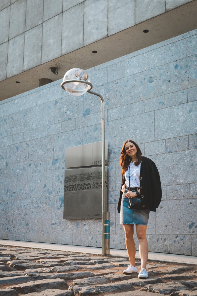 Frühlingsoutfit mit Jeans Rock, Cardigan, Sneakers, Topshop, Superga, Cosmoparis, Kauf dich glücklich, weiße Sneakers, Cosmoparis Bag, Sabrina Dehoff Kette, Vibe Hersloef Kette, Fashion Blogger, Modetrends, sportlicher Streetstyle, www.kleidermaedchen.de, Modeblog, Mode Blog, Erfurt, Thüringen, Fashion Blog, Magazin, Blogazine, Influencer Marketing und Kommunikation, Social Media Marketing, Fashion Magazin, Jeansrock kombinieren, Sneakers tragen, Wie kombiniere ich Jeansrock im Alltag, eleganter Streetstyle, Fashion Inspiration, Frühlingsgarderobe