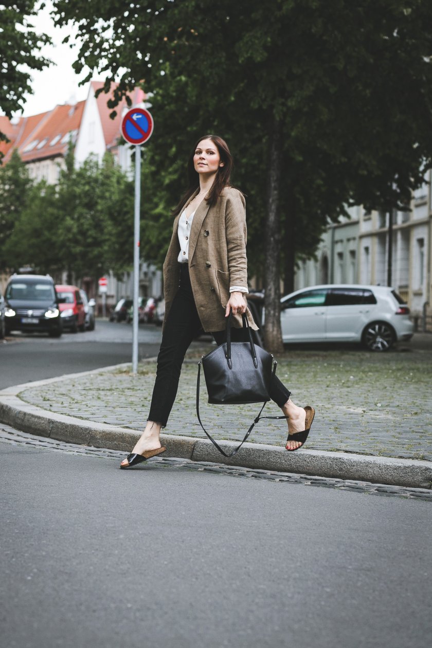 Frühlingsoutfit mit Topshop Orson Jeans, Birkenstock Sandalen, Topshop, Birkenstock Madrid, Matt & Nat Baxter Sabrina Dehoff Kette, Vibe Hersloef Kette, Fashion Blogger, Modetrends, eleganter Streetstyle, www.kleidermaedchen.de, Modeblog, Mode Blog, Erfurt, Thüringen, Fashion Blog, Magazin, Blogazine, Influencer Marketing und Kommunikation, Social Media Marketing, Fashion Magazin, Mom Jeans kombinieren, Regular Jeans kombinieren, Sandalen tragen, Wie kombiniere ich Mom Jeans im Alltag, eleganter Streetstyle, Fashion Inspiration, Frühlingsgarderobe