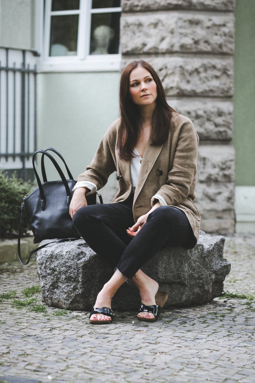 Frühlingsoutfit mit Topshop Orson Jeans, Birkenstock Sandalen, Topshop, Birkenstock Madrid, Leinen Blazer, Matt & Nat Baxter Sabrina Dehoff Kette, Vibe Hersloef Kette, Fashion Blogger, Modetrends, eleganter Streetstyle, www.kleidermaedchen.de, Modeblog, Mode Blog, Erfurt, Thüringen, Fashion Blog, Magazin, Blogazine, Influencer Marketing und Kommunikation, Social Media Marketing, Fashion Magazin, Mom Jeans kombinieren, Regular Jeans kombinieren, Sandalen tragen, Wie kombiniere ich Mom Jeans im Alltag, eleganter Streetstyle, Fashion Inspiration, Frühlingsgarderobe