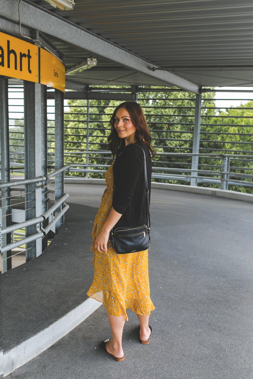 Sommeroutfit mit Midikleid, Wrap Dress, Edited the lable, Flattered, Flattered Sandles, Fossil Pieper Tasche, Triobag, H&M, Cardigan, Sabrina Dehoff Ring, Fashion Blogger, Modetrends, eleganter Streetstyle, www.kleidermaedchen.de, Modeblog, Mode Blog, Erfurt, Thüringen, Fashion Blog, Magazin, Blogazine, Fashion Magazin, Midikleid kombinieren, die schönsten Sommerkleider, Wie kombiniere ich Blumenkleider im Alltag, eleganter Streetstyle, Sommergarderobe, ootd, Outfit, Fashion Inspiration