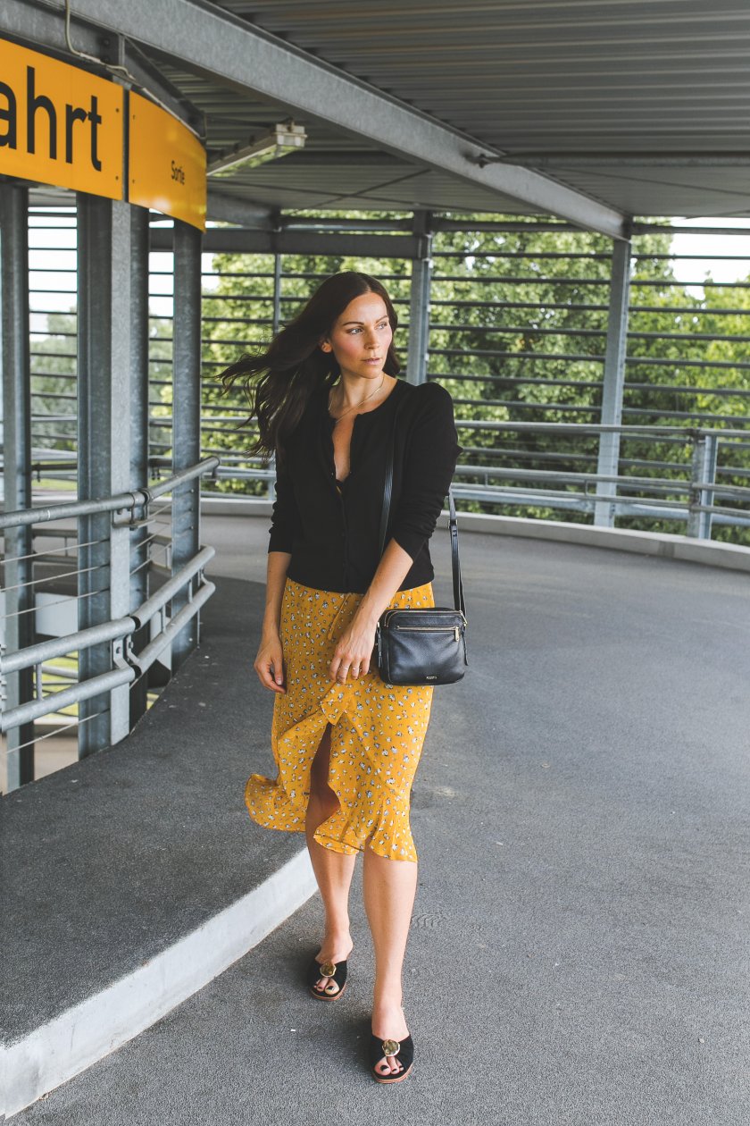 Sommeroutfit mit Midikleid, Wrap Dress, Edited the lable, Flattered, Flattered Sandles, Fossil Pieper Tasche, Triobag, H&M, Cardigan, Sabrina Dehoff Ring, Fashion Blogger, Modetrends, eleganter Streetstyle, www.kleidermaedchen.de, Modeblog, Mode Blog, Erfurt, Thüringen, Fashion Blog, Magazin, Blogazine, Fashion Magazin, Midikleid kombinieren, die schönsten Sommerkleider, Wie kombiniere ich Blumenkleider im Alltag, eleganter Streetstyle, Sommergarderobe, ootd, Outfit, Fashion Inspiration