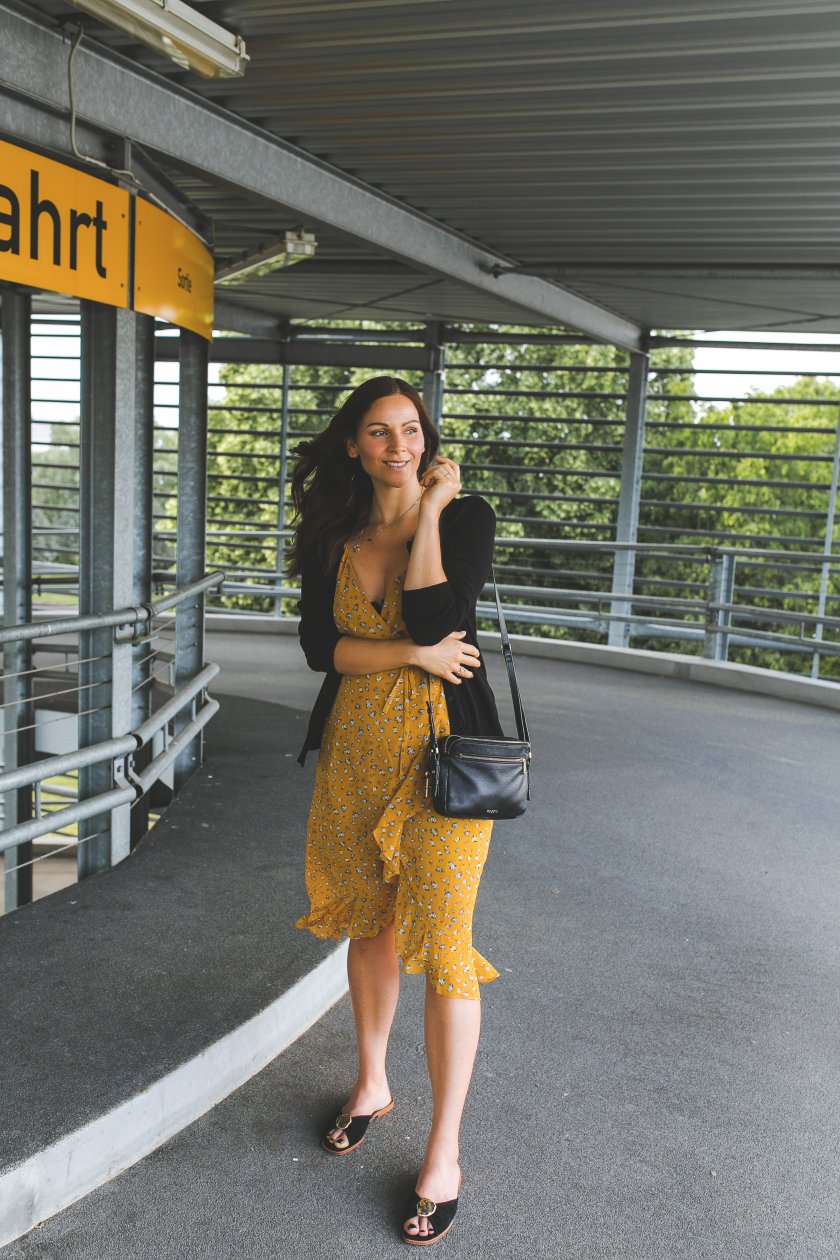 Sommeroutfit mit Midikleid, Wrap Dress, Edited the lable, Flattered, Flattered Sandles, Fossil Pieper Tasche, Triobag, H&M, Cardigan, Sabrina Dehoff Ring, Fashion Blogger, Modetrends, eleganter Streetstyle, www.kleidermaedchen.de, Modeblog, Mode Blog, Erfurt, Thüringen, Fashion Blog, Magazin, Blogazine, Fashion Magazin, Midikleid kombinieren, die schönsten Sommerkleider, Wie kombiniere ich Blumenkleider im Alltag, eleganter Streetstyle, Sommergarderobe, ootd, Outfit, Fashion Inspiration