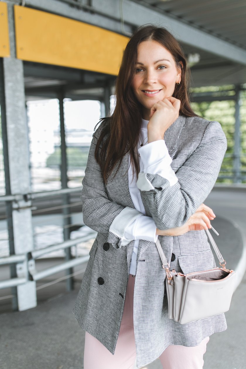 Casual Sommer Style mit Stan Smith Sneakers, Alltagsoutfit für Regentage, Fashion Blogger, Modetrends, casual Streetstyle, www.kleidermaedchen.de, Modeblog, Mode Blog, Erfurt, Thüringen, Fashion Blog, Magazin, Blogazine, Fashion Magazin, Sneakers kombinieren, die schönsten Blazer, Wie kombiniere ich Blazer im Sommer, Sommergarderobe, ootd, Outfit, Fashion Inspiration, Alltagsoutfit, Matt & Nat Tasche, & Weekday Pullover, Zara Hose, Zara Blazer