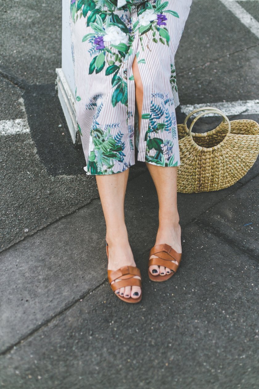 Sommeroutfit mit Midikleid, Blusenkleid, Hemdkleid, Zara, Strohtasche, Hermes Sandals Dupe, Oran Leder Pantoffeln, Sabrina Dehoff Ring, Fashion Blogger, Modetrends, eleganter Streetstyle, www.kleidermaedchen.de, Modeblog, Mode Blog, Erfurt, Thüringen, Fashion Blog, Magazin, Blogazine, Fashion Magazin, Midikleid kombinieren, die schönsten Sommerkleider, Wie kombiniere ich Blumenkleider im Alltag, eleganter Streetstyle, Sommergarderobe, ootd, Outfit, Fashion Inspiration