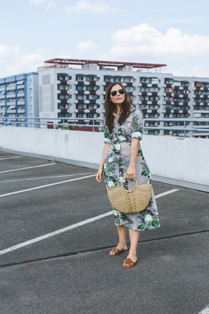 Sommeroutfit mit Midikleid, Blusenkleid, Hemdkleid, Zara, Strohtasche, Hermes Sandals Dupe, Oran Leder Pantoffeln, Sabrina Dehoff Ring, Fashion Blogger, Modetrends, eleganter Streetstyle, www.kleidermaedchen.de, Modeblog, Mode Blog, Erfurt, Thüringen, Fashion Blog, Magazin, Blogazine, Fashion Magazin, Midikleid kombinieren, die schönsten Sommerkleider, Wie kombiniere ich Blumenkleider im Alltag, eleganter Streetstyle, Sommergarderobe, ootd, Outfit, Fashion Inspiration