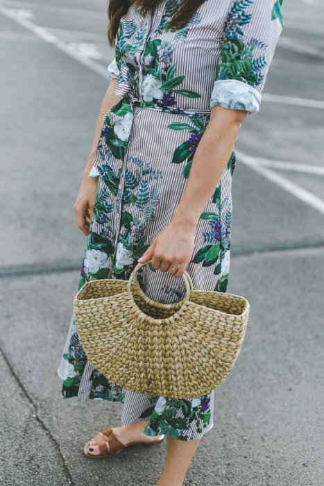 Sommeroutfit mit Midikleid, Blusenkleid, Hemdkleid, Zara, Strohtasche, Hermes Sandals Dupe, Oran Leder Pantoffeln, Sabrina Dehoff Ring, Fashion Blogger, Modetrends, eleganter Streetstyle, www.kleidermaedchen.de, Modeblog, Mode Blog, Erfurt, Thüringen, Fashion Blog, Magazin, Blogazine, Fashion Magazin, Midikleid kombinieren, die schönsten Sommerkleider, Wie kombiniere ich Blumenkleider im Alltag, eleganter Streetstyle, Sommergarderobe, ootd, Outfit, Fashion Inspiration