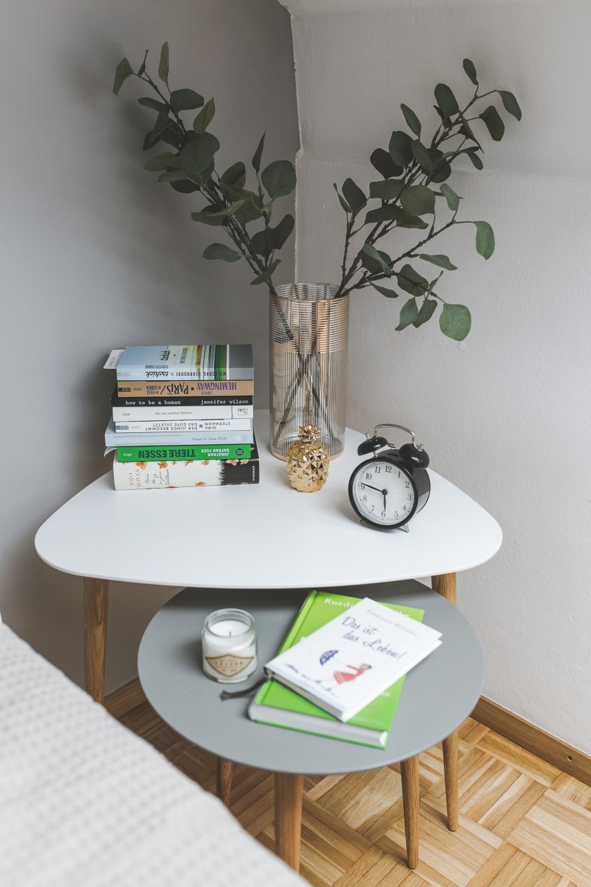 Anzeige, Schlafzimmer einrichten, Schlafzimmer gestalten, Schlafzimmer Design und Ideen, Einrichtungstipps, Wohntipps, günstig gestalten, Beistelltisch gestalten, Interior Tipps, MYCS, www.kleidermaedchen.de #beistelltisch #wohntipps #schlafzimmer #mycs, individuelle Designermöbel, designermöbel selbst gestalten