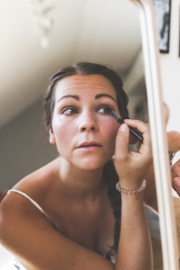 natürliches Make-up für jeden Tag, glowy Tages Make-up, Mischhaut, Sommer Make-up fuer Mischhaut, natürlicher Glow, Beauty Magazin, Beauty Blog, Caudalíe Eau de Beautém Bioderma Radiance Booster, it Cosmetics Bye bye Pores, Nars Liquid Blush, Chanel Bronzer, Bobbi Brown Eye shadow, Clinique Chubby Stick, Mac Strob Cream, Lacôme Hynôse Mascara, Two Faced Brow Quickie, Urban Decay Primer Potionwww.kleidermaedchen.de