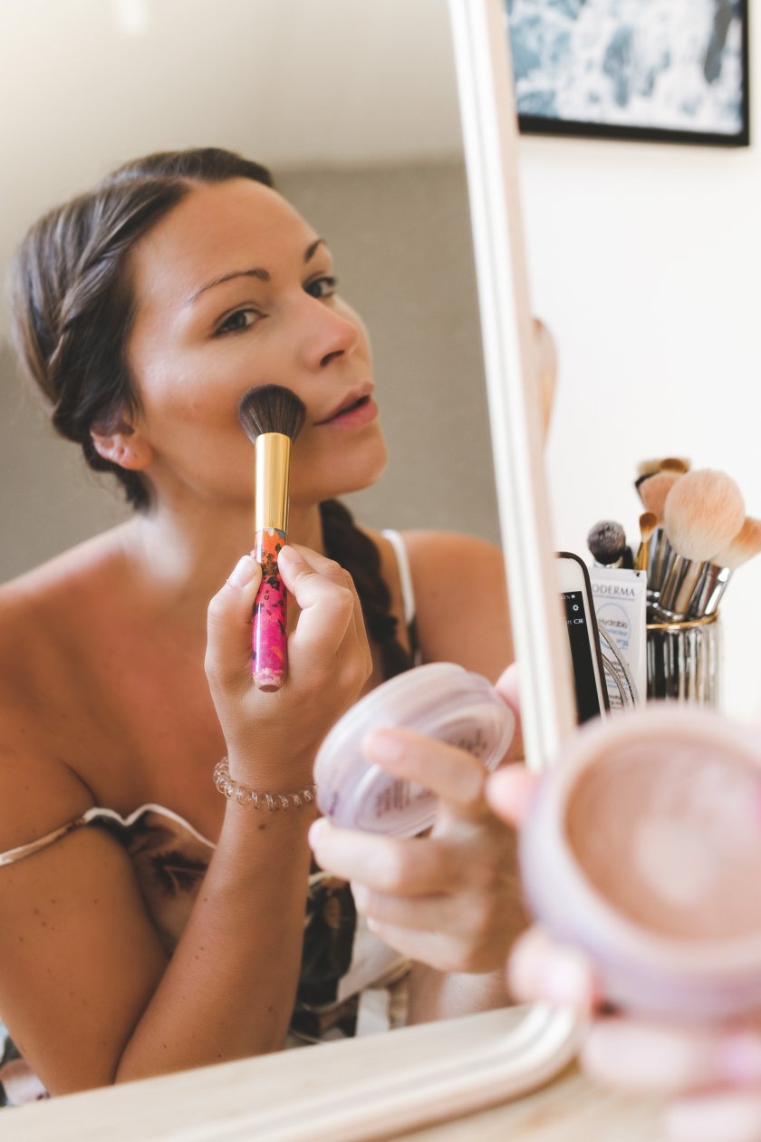 natürliches Make-up für jeden Tag, glowy Tages Make-up, Mischhaut, Sommer Make-up fuer Mischhaut, natürlicher Glow, Beauty Magazin, Beauty Blog, Caudalíe Eau de Beautém Bioderma Radiance Booster, it Cosmetics Bye bye Pores, Nars Liquid Blush, Chanel Bronzer, Bobbi Brown Eye shadow, Clinique Chubby Stick, Mac Strob Cream, Lacôme Hynôse Mascara, Two Faced Brow Quickie, Urban Decay Primer Potionwww.kleidermaedchen.de