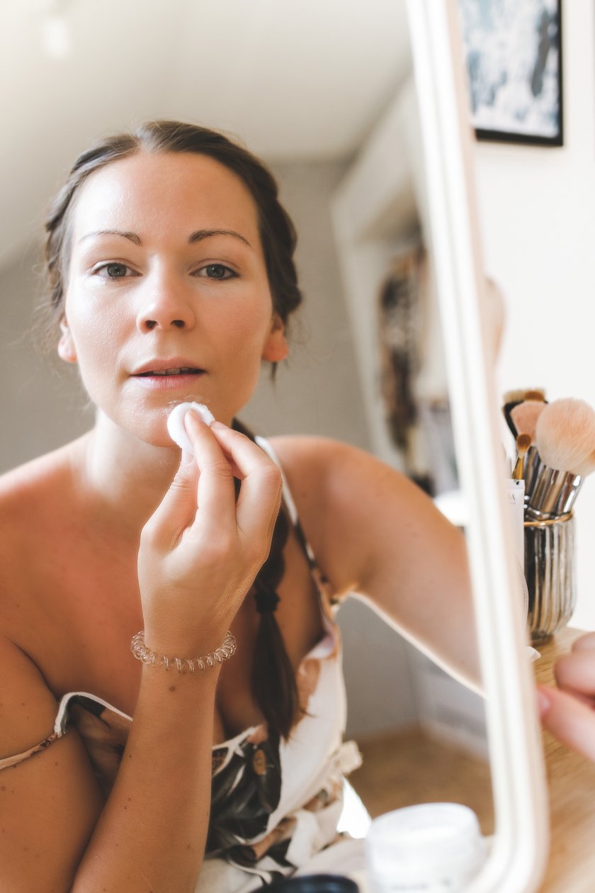 natürliches Make-up für jeden Tag, glowy Tages Make-up, Mischhaut, Sommer Make-up fuer Mischhaut, natürlicher Glow, Beauty Magazin, Beauty Blog, Caudalíe Eau de Beautém Bioderma Radiance Booster, it Cosmetics Bye bye Pores, Nars Liquid Blush, Chanel Bronzer, Bobbi Brown Eye shadow, Clinique Chubby Stick, Mac Strob Cream, Lacôme Hynôse Mascara, Two Faced Brow Quickie, Urban Decay Primer Potionwww.kleidermaedchen.de