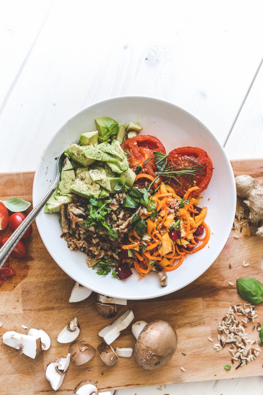 Pflanzenbasierte-bowl-vegan-gegrillte-tomaten-rote-beete-moehren-salat-champigions-reis-gesund-essen-vegetarisch-essen-foodblog-kleidermaedchen-saisonal-kochen-fashionblogger-gesund-abnehmen-sommersalat, Tipps gesund abnehmen, Abnehmen ohne Diät, Ernährungsumstellung, Gesunde Ernährung, kleidermaedchen.de, Jessika Weisse, Lifestyle Magazin, Food Magazin, Lifestyleblogger, Foodblogger, vegane Ernährung, vegetarische Ernährung, fleischlos kochen und genießen, Content Creator