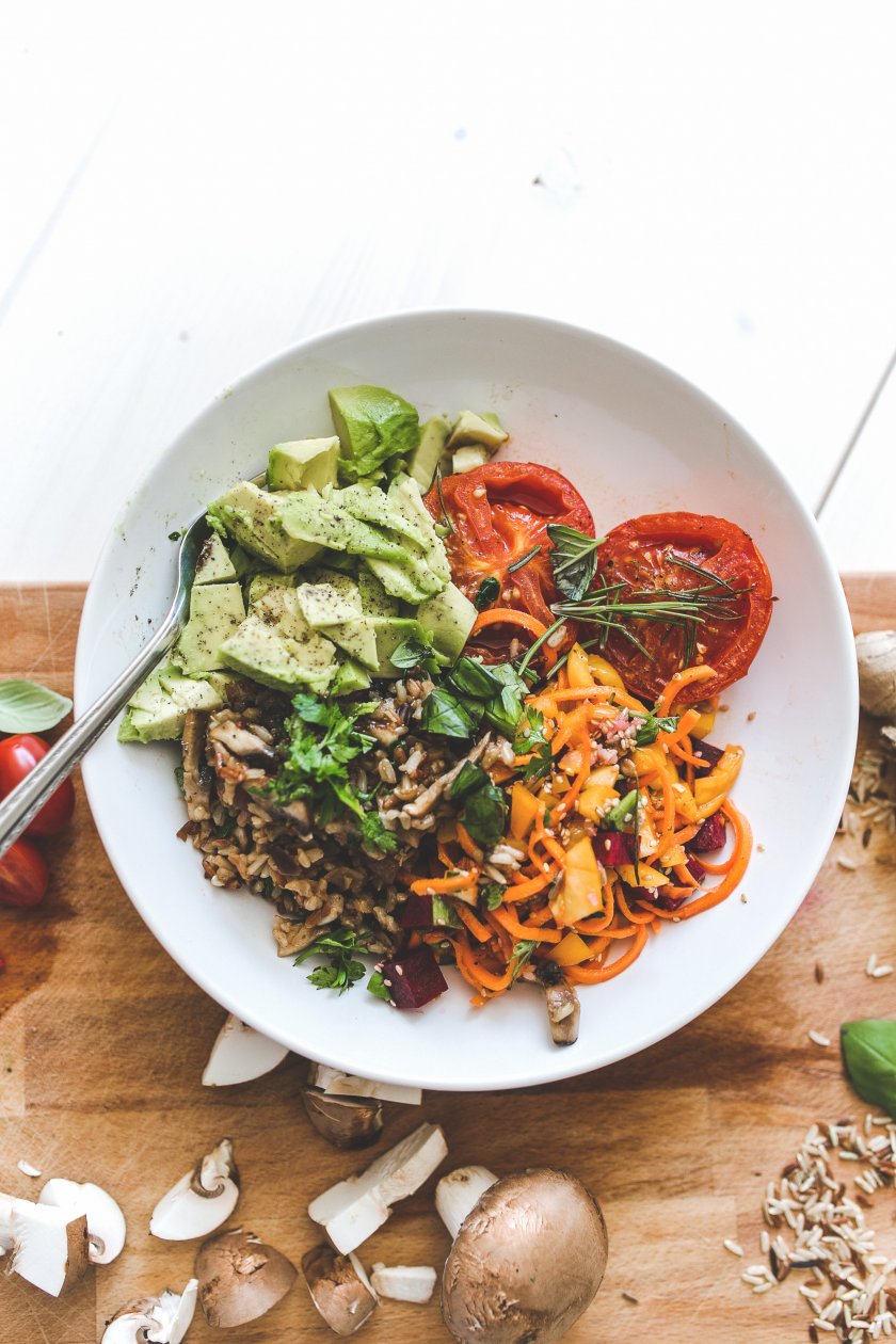 Pflanzenbasierte-bowl-vegan-gegrillte-tomaten-rote-beete-moehren-salat-champigions-reis-gesund-essen-vegetarisch-essen-foodblog-kleidermaedchen-saisonal-kochen-fashionblogger-gesund-abnehmen-sommersalat, Tipps gesund abnehmen, Abnehmen ohne Diät, Ernährungsumstellung, Gesunde Ernährung, kleidermaedchen.de, Jessika Weisse, Lifestyle Magazin, Food Magazin, Lifestyleblogger, Foodblogger, vegane Ernährung, vegetarische Ernährung, fleischlos kochen und genießen, Content Creator