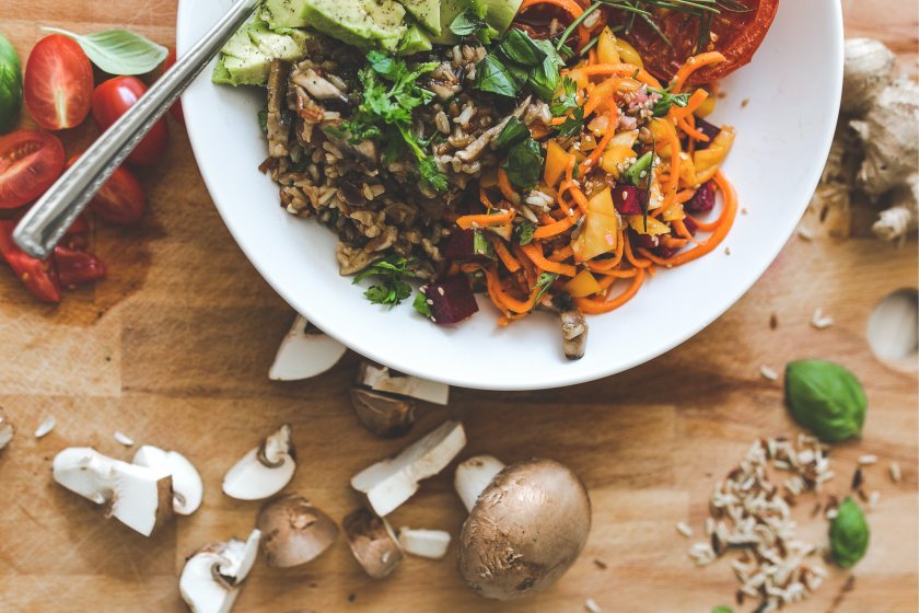 Pflanzenbasierte-bowl-vegan-gegrillte-tomaten-rote-beete-moehren-salat-champigions-reis-gesund-essen-vegetarisch-essen-foodblog-kleidermaedchen-saisonal-kochen-fashionblogger-gesund-abnehmen-sommersalat, Tipps gesund abnehmen, Abnehmen ohne Diät, Ernährungsumstellung, Gesunde Ernährung, kleidermaedchen.de, Jessika Weisse, Lifestyle Magazin, Food Magazin, Lifestyleblogger, Foodblogger, vegane Ernährung, vegetarische Ernährung, fleischlos kochen und genießen, Content Creator