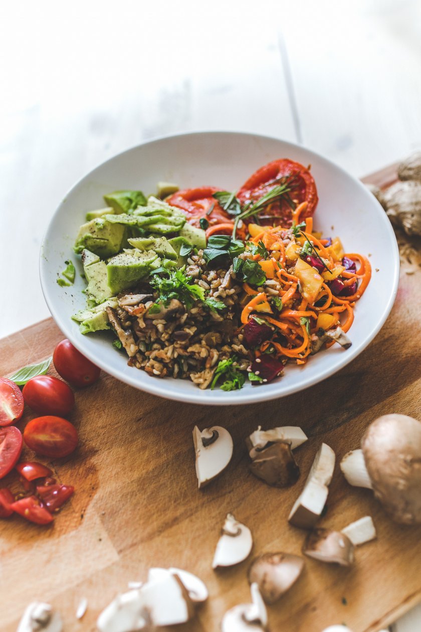 Pflanzenbasierte-bowl-vegan-gegrillte-tomaten-rote-beete-moehren-salat-champigions-reis-gesund-essen-vegetarisch-essen-foodblog-kleidermaedchen-saisonal-kochen-fashionblogger-gesund-abnehmen-sommersalat, Tipps gesund abnehmen, Abnehmen ohne Diät, Ernährungsumstellung, Gesunde Ernährung, kleidermaedchen.de, Jessika Weisse, Lifestyle Magazin, Food Magazin, Lifestyleblogger, Foodblogger, vegane Ernährung, vegetarische Ernährung, fleischlos kochen und genießen, Content Creator