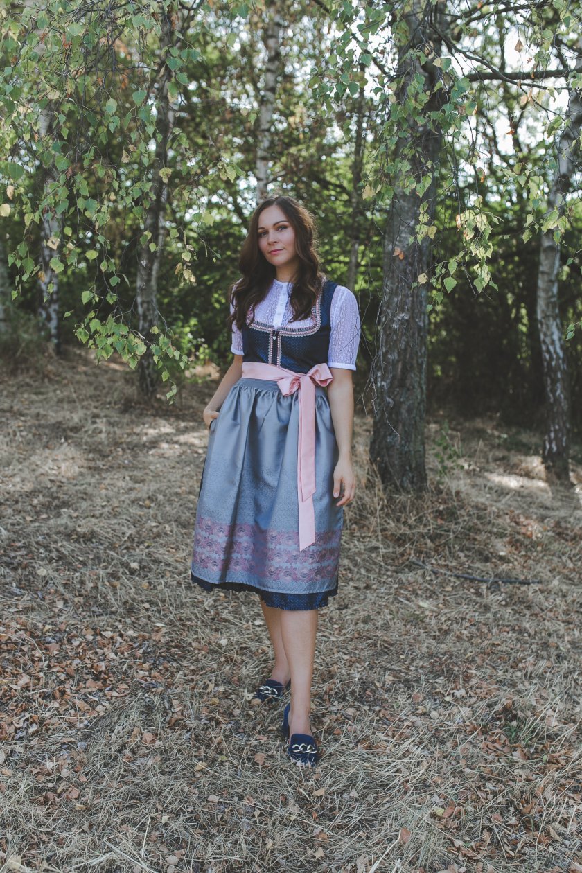 Alpenfee Dirndl, Aplenfee Tracht, Wiesn 2018, Dirndl Trend 2018, Dirndl Schleife Bedeutung, Dirndl Trends 2018, Dirndl kaufen, Krüger Dindl, www.kleidermaedchen.de, Blogazin, Erfurt, Fashion Blog, Fashion Blogger, Fashion Inspiration, Fashion Magazin, Herbst outfit mit Dirndl, DVF, Mode Magazin, modeblog, Modetrends, ootd, Outfit für das Oktoberfest, Outfit Of The Day, Outfit Inspiration, Thüringen, dirndl mittel lang, blaues dirndl mit weißer spitzenbluse, jessika weisse, kleidermaedchen 