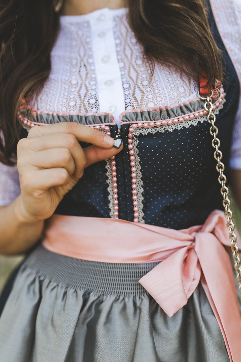 Alpenfee Dirndl, Aplenfee Tracht, Wiesn 2018, Dirndl Trend 2018, Dirndl Schleife Bedeutung, Dirndl Trends 2018, Dirndl kaufen, Krüger Dindl, www.kleidermaedchen.de, Blogazin, Erfurt, Fashion Blog, Fashion Blogger, Fashion Inspiration, Fashion Magazin, Herbst outfit mit Dirndl, DVF, Mode Magazin, modeblog, Modetrends, ootd, Outfit für das Oktoberfest, Outfit Of The Day, Outfit Inspiration, Thüringen, dirndl mittel lang, blaues dirndl mit weißer spitzenbluse, jessika weisse, kleidermaedchen 