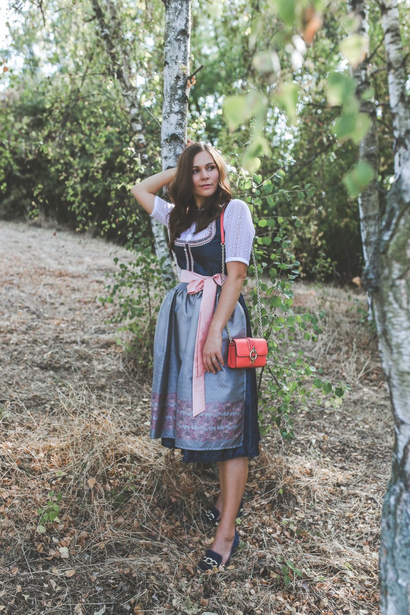 Alpenfee Dirndl, Aplenfee Tracht, Wiesn 2018, Dirndl Trend 2018, Dirndl Schleife Bedeutung, Dirndl Trends 2018, Dirndl kaufen, Krüger Dindl, www.kleidermaedchen.de, Blogazin, Erfurt, Fashion Blog, Fashion Blogger, Fashion Inspiration, Fashion Magazin, Herbst outfit mit Dirndl, DVF, Mode Magazin, modeblog, Modetrends, ootd, Outfit für das Oktoberfest, Outfit Of The Day, Outfit Inspiration, Thüringen, dirndl mittel lang, blaues dirndl mit weißer spitzenbluse, jessika weisse, kleidermaedchen 