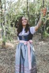 Alpenfee Dirndl, Aplenfee Tracht, Wiesn 2018, Dirndl Trend 2018, Dirndl Schleife Bedeutung, Dirndl Trends 2018, Dirndl kaufen, Krüger Dindl, www.kleidermaedchen.de, Blogazin, Erfurt, Fashion Blog, Fashion Blogger, Fashion Inspiration, Fashion Magazin, Herbst outfit mit Dirndl, DVF, Mode Magazin, modeblog, Modetrends, ootd, Outfit für das Oktoberfest, Outfit Of The Day, Outfit Inspiration, Thüringen, dirndl mittel lang, blaues dirndl mit weißer spitzenbluse, jessika weisse, kleidermaedchen