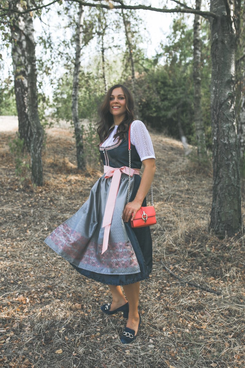 Alpenfee Dirndl, Aplenfee Tracht, Wiesn 2018, Dirndl Trend 2018, Dirndl Schleife Bedeutung, Dirndl Trends 2018, Dirndl kaufen, Krüger Dindl, www.kleidermaedchen.de, Blogazin, Erfurt, Fashion Blog, Fashion Blogger, Fashion Inspiration, Fashion Magazin, Herbst outfit mit Dirndl, DVF, Mode Magazin, modeblog, Modetrends, ootd, Outfit für das Oktoberfest, Outfit Of The Day, Outfit Inspiration, Thüringen, dirndl mittel lang, blaues dirndl mit weißer spitzenbluse, jessika weisse, kleidermaedchen