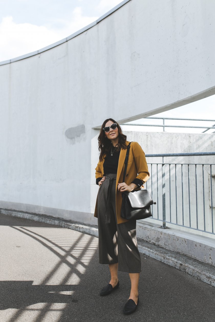 Alltagsoutfit, Eleganter Herbst Style mit Culottes, Culottes im Herbst stylen, Alltagsoutfit mit Blazer, Fashion Blogger, Layering im Herbst, Lagenlook, Modetrends, elegant Streetstyle, www.kleidermaedchen.de, Modeblog, Mode Blog, Erfurt, Thüringen, Fashion Blog, Magazin, Blogazine, Fashion Magazin, Culottes kombinieren, die schönsten Mäntel für den Herbst, Wie kombiniere ich Culottes im Herbst, Herbstgarderobe, ootd, Outfit, Fashion Inspiration, Alltagsoutfit, Flattered Loafers, Karo, Karo Trend 2018, Matt & Nat Wapi Bag, Trendstyles 2018/2018, culottes blazer stylen, loafers kombinieren, enthält unbeauftragte Werbung, karierte hose, culottes outfit, Mode Tipps, Styling Inspiration, Herbstmode, Modetrends 2019, #modetrends #culottesoutfit #loafer #herbstoutfit #trends #modeblogger #fashion