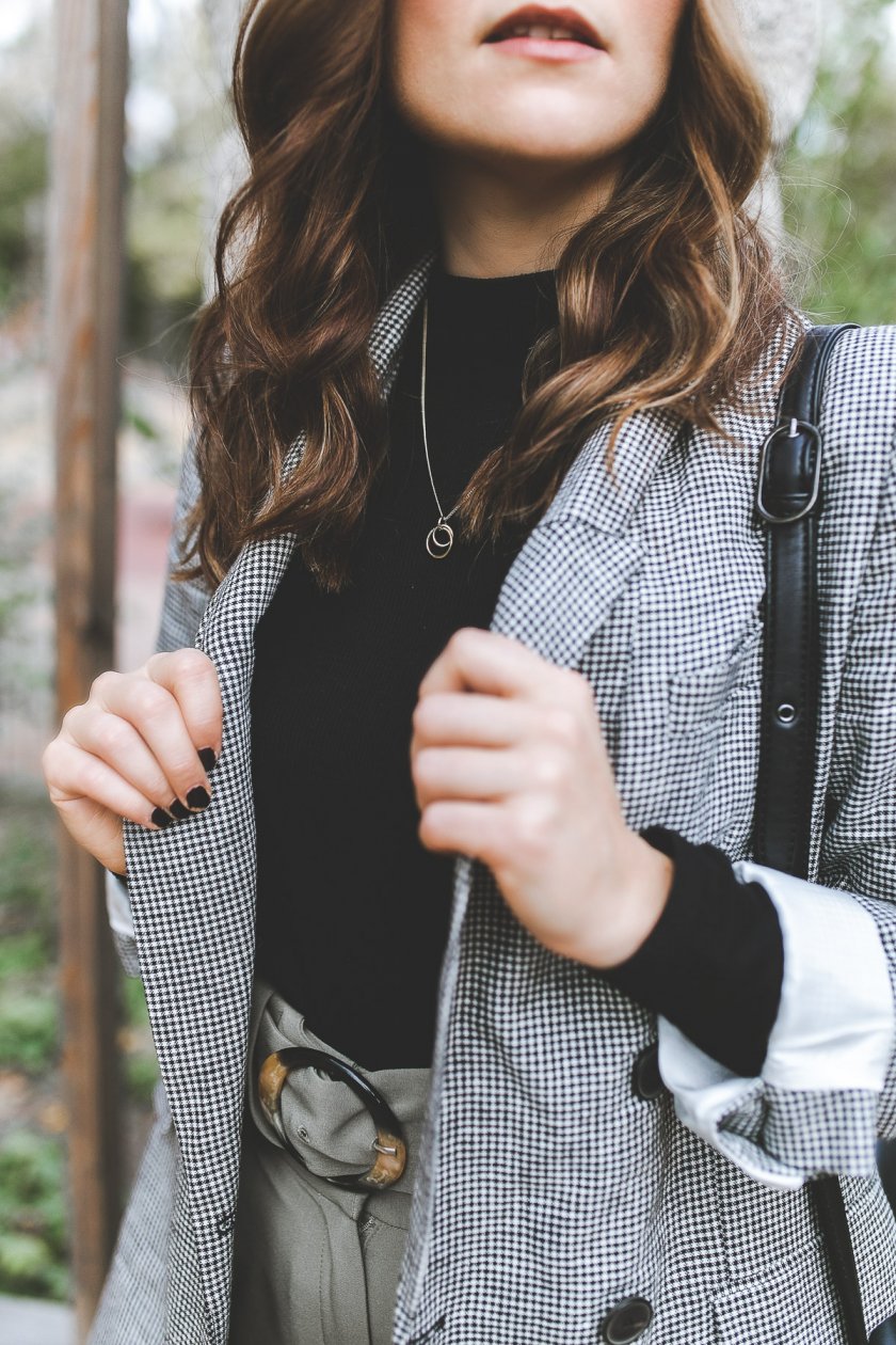 Alltagsoutfit, nakdfashion, Casual Herbst Style mit kariertem Blazer, Boots im Herbst stylen, Alltagsoutfit mit Blazer, Fashion Blogger, Layering im Herbst, Lagenlook, Modetrends, casual Streetstyle, www.kleidermaedchen.de, Modeblog, Mode Blog, Erfurt, Thüringen, Fashion Blog, Magazin, Blogazine, Fashion Magazin, Stiefel kombinieren, die schönsten Blazer für den Herbst, Wie kombiniere ich Bundfaltenhosen im Herbst, Herbstgarderobe, ootd, Outfit, Fashion Inspiration, Alltagsoutfit, Trendstyles 2018/2018, Jacke stylen, Boots kombinieren, enthält unbeauftragte Werbung, Turtle Neck Sweater, Bundfaltenhose outfit, Mode Tipps, Styling Inspiration, Herbstmode, Modetrends 2019, #modetrends #blazeroutfit #Boots #herbstoutfit #trends #modeblogger #fashion #nakdfashion #mattandnat