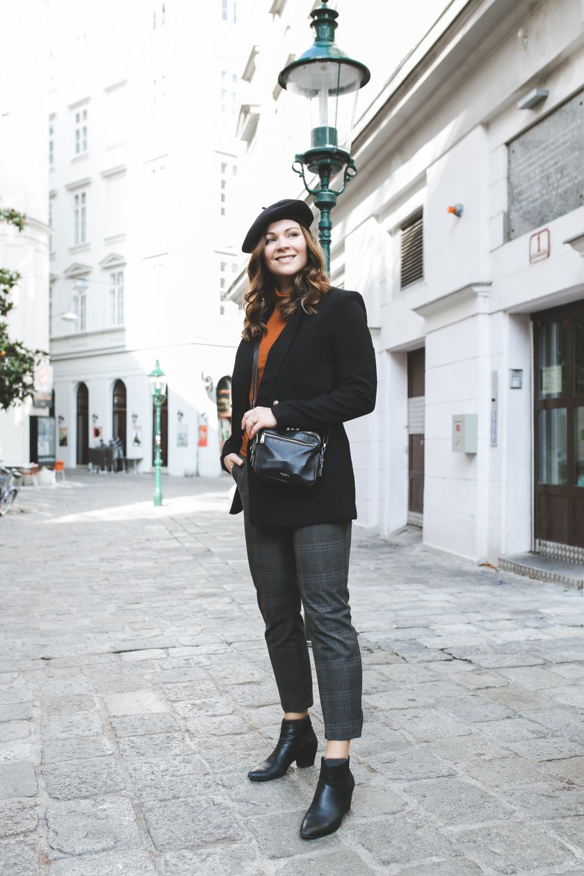 Alltagsoutfit im pariser Street Style, Parisienne Chic, enthält unbeauftrage Werbung, Blazer klassisch, Barett, Turtleneck, Rollkragenpullover, Zign Stiefelletten, Fossil Piper Bag, karierte Hose, Karohose, Bundfaltenhose, Modetrends Herbst Winter 2018/19, Modetrends 2018, Modetrends 18/19, Mode und Styling Tipps, Modeblogger, Modeblog, Fashion Blog, Outfit Blog, Streetstyle Blog, www.kleidermaedchen.de, #bundfaltenhose #outfit #alltagsoutfit #blazer #barett #turtleneck #karomuster #outfit #streetstyle