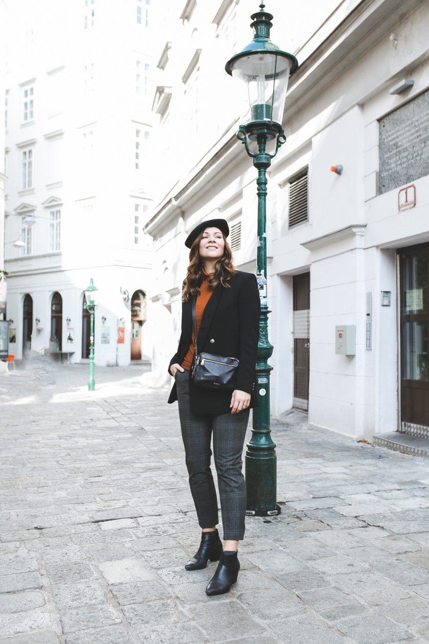 Alltagsoutfit im pariser Street Style, Parisienne Chic, enthält unbeauftrage Werbung, Blazer klassisch, Barett, Turtleneck, Rollkragenpullover, Zign Stiefelletten, Fossil Piper Bag, karierte Hose, Karohose, Bundfaltenhose, Modetrends Herbst Winter 2018/19, Modetrends 2018, Modetrends 18/19, Mode und Styling Tipps, Modeblogger, Modeblog, Fashion Blog, Outfit Blog, Streetstyle Blog, www.kleidermaedchen.de, #bundfaltenhose #outfit #alltagsoutfit #blazer #barett #turtleneck #karomuster #outfit #streetstyle 