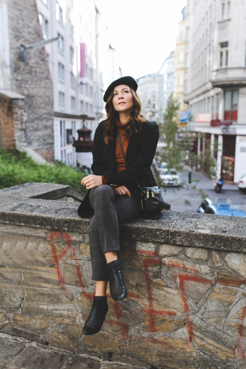 Alltagsoutfit im pariser Street Style, Parisienne Chic, enthält unbeauftrage Werbung, Blazer klassisch, Barett, Turtleneck, Rollkragenpullover, Zign Stiefelletten, Fossil Piper Bag, karierte Hose, Karohose, Bundfaltenhose, Modetrends Herbst Winter 2018/19, Modetrends 2018, Modetrends 18/19, Mode und Styling Tipps, Modeblogger, Modeblog, Fashion Blog, Outfit Blog, Streetstyle Blog, www.kleidermaedchen.de, #bundfaltenhose #outfit #alltagsoutfit #blazer #barett #turtleneck #karomuster #outfit #streetstyle 