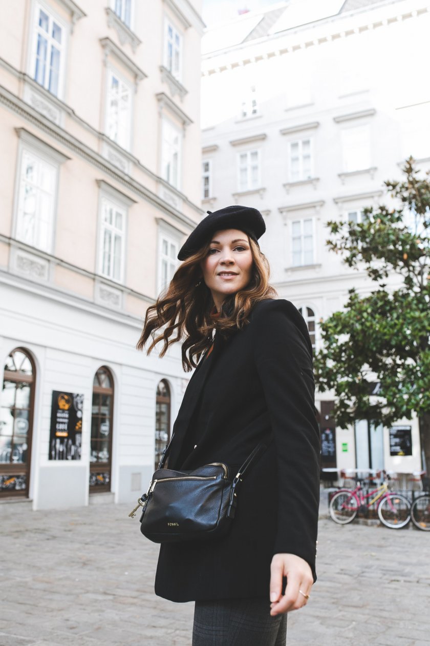 Alltagsoutfit im pariser Street Style, Parisienne Chic, enthält unbeauftrage Werbung, Blazer klassisch, Barett, Turtleneck, Rollkragenpullover, Zign Stiefelletten, Fossil Piper Bag, karierte Hose, Karohose, Bundfaltenhose, Modetrends Herbst Winter 2018/19, Modetrends 2018, Modetrends 18/19, Mode und Styling Tipps, Modeblogger, Modeblog, Fashion Blog, Outfit Blog, Streetstyle Blog, www.kleidermaedchen.de, #bundfaltenhose #outfit #alltagsoutfit #blazer #barett #turtleneck #karomuster #outfit #streetstyle 