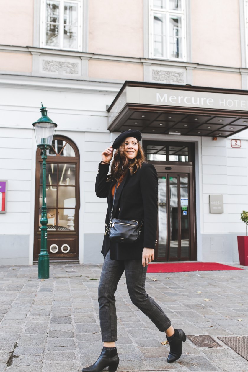 Alltagsoutfit im pariser Street Style, Parisienne Chic, enthält unbeauftrage Werbung, Blazer klassisch, Barett, Turtleneck, Rollkragenpullover, Zign Stiefelletten, Fossil Piper Bag, karierte Hose, Karohose, Bundfaltenhose, Modetrends Herbst Winter 2018/19, Modetrends 2018, Modetrends 18/19, Mode und Styling Tipps, Modeblogger, Modeblog, Fashion Blog, Outfit Blog, Streetstyle Blog, www.kleidermaedchen.de, #bundfaltenhose #outfit #alltagsoutfit #blazer #barett #turtleneck #karomuster #outfit #streetstyle 