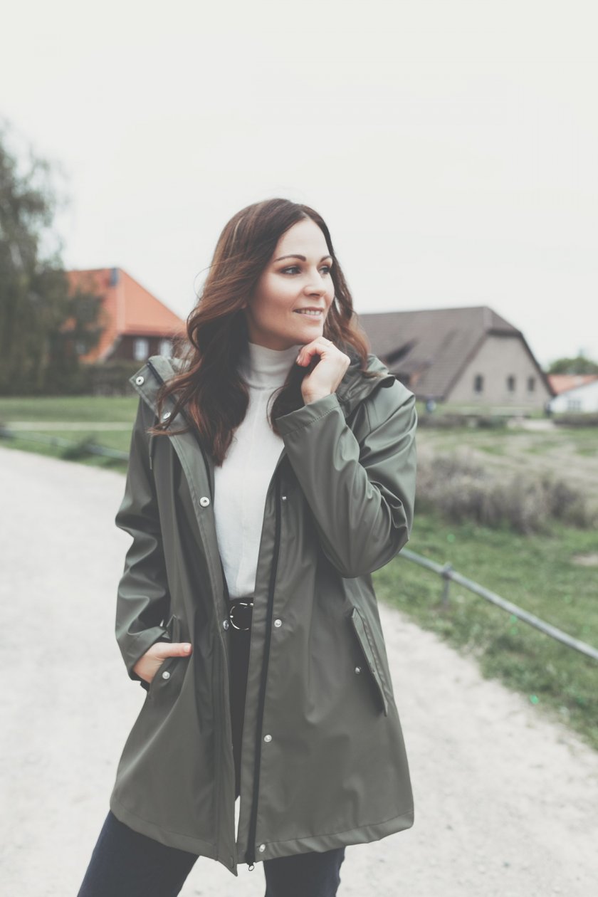 Alltagsoutfit, Amazonfashion, Casual Herbst Style mit Regenjacke, Gummistiefel im Herbst stylen, Alltagsoutfit mit Regenjacke, Fashion Blogger, Layering im Herbst, Lagenlook, Modetrends, casual Streetstyle, www.kleidermaedchen.de, Modeblog, Mode Blog, Erfurt, Thüringen, Fashion Blog, Magazin, Blogazine, Fashion Magazin, Stiefel kombinieren, die schönsten Regenjacken für den Herbst, Wie kombiniere ich Regenmantel im Herbst, Herbstgarderobe, ootd, Outfit, Fashion Inspiration, Alltagsoutfit, Amazon Fashion, Trendstyles 2018/2018, Jacke stylen, Gummistiefel kombinieren, enthält unbeauftragte Werbung, Turtle Neck Sweater, Regenjacken outfit, Mode Tipps, Styling Inspiration, Herbstmode, Modetrends 2019, #modetrends #regenjackeoutfit #gummistiefel #herbstoutfit #trends #modeblogger #fashion #amazonfashion