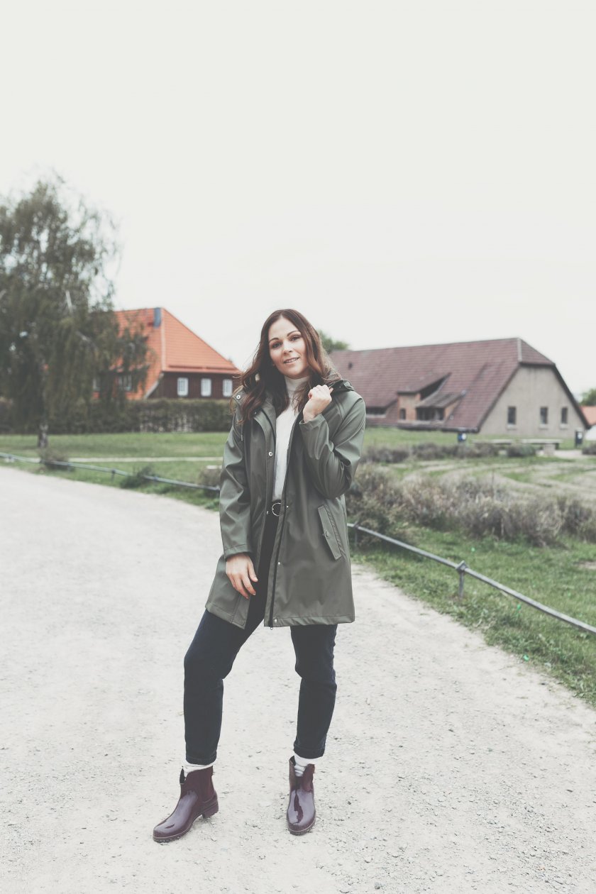 Alltagsoutfit, Amazonfashion, Casual Herbst Style mit Regenjacke, Gummistiefel im Herbst stylen, Alltagsoutfit mit Regenjacke, Fashion Blogger, Layering im Herbst, Lagenlook, Modetrends, casual Streetstyle, www.kleidermaedchen.de, Modeblog, Mode Blog, Erfurt, Thüringen, Fashion Blog, Magazin, Blogazine, Fashion Magazin, Stiefel kombinieren, die schönsten Regenjacken für den Herbst, Wie kombiniere ich Regenmantel im Herbst, Herbstgarderobe, ootd, Outfit, Fashion Inspiration, Alltagsoutfit, Amazon Fashion, Trendstyles 2018/2018, Jacke stylen, Gummistiefel kombinieren, enthält unbeauftragte Werbung, Turtle Neck Sweater, Regenjacken outfit, Mode Tipps, Styling Inspiration, Herbstmode, Modetrends 2019, #modetrends #regenjackeoutfit #gummistiefel #herbstoutfit #trends #modeblogger #fashion #amazonfashion