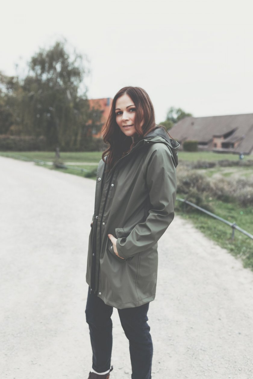 Alltagsoutfit, Amazonfashion, Casual Herbst Style mit Regenjacke, Gummistiefel im Herbst stylen, Alltagsoutfit mit Regenjacke, Fashion Blogger, Layering im Herbst, Lagenlook, Modetrends, casual Streetstyle, www.kleidermaedchen.de, Modeblog, Mode Blog, Erfurt, Thüringen, Fashion Blog, Magazin, Blogazine, Fashion Magazin, Stiefel kombinieren, die schönsten Regenjacken für den Herbst, Wie kombiniere ich Regenmantel im Herbst, Herbstgarderobe, ootd, Outfit, Fashion Inspiration, Alltagsoutfit, Amazon Fashion, Trendstyles 2018/2018, Jacke stylen, Gummistiefel kombinieren, enthält unbeauftragte Werbung, Turtle Neck Sweater, Regenjacken outfit, Mode Tipps, Styling Inspiration, Herbstmode, Modetrends 2019, #modetrends #regenjackeoutfit #gummistiefel #herbstoutfit #trends #modeblogger #fashion #amazonfashion