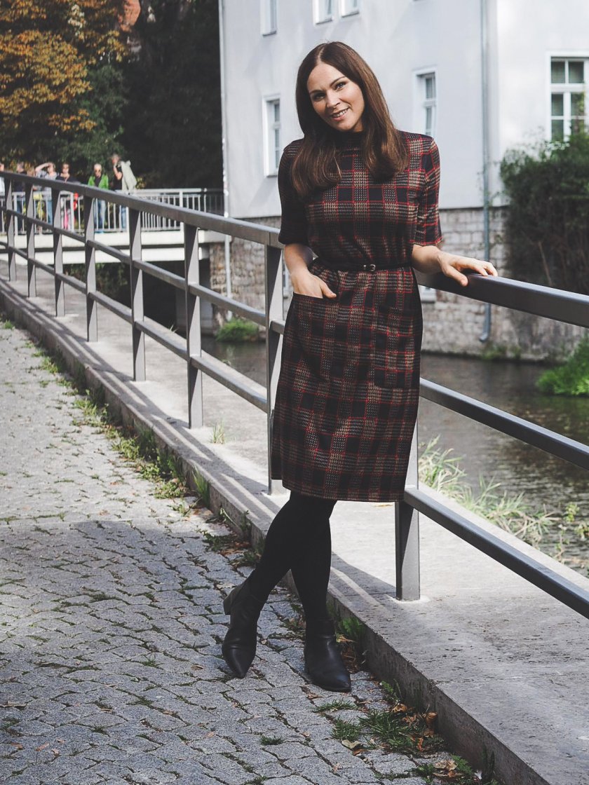 alltagsoutfit, Alltagsoutfit mit Midikleid, Blogazine, die schönsten Kleider für den Herbst, Matt & Nat Bag, elegant Streetstyle, Eleganter Herbst Style mit Midikleid, enthält unbeauftragte Werbung, Erfurt, Fashion Blog, Fashion Blogger, Fashion Inspiration, Fashion Magazin, featured, Herbstgarderobe, Herbstmode, kariertes Kleid, Layering im Herbst, Magazin, Midikleid im Herbst stylen, Midirkleid Outfit, Midikleid stylen, Mode Blog, Mode Tipps, modeblog, Modetrends, Modetrends 2019, Bianco Shoes, Stiefelletten kombinieren, ootd, Outfit, Kleid kombinieren, Styling Inspiration, Thüringen, Trendstyles 2018/2019, Wie kombiniere ich Midikleid im Herbst, www.kleidermaedchen.de #zaraootd #modeblog #fashionblogger #kleid