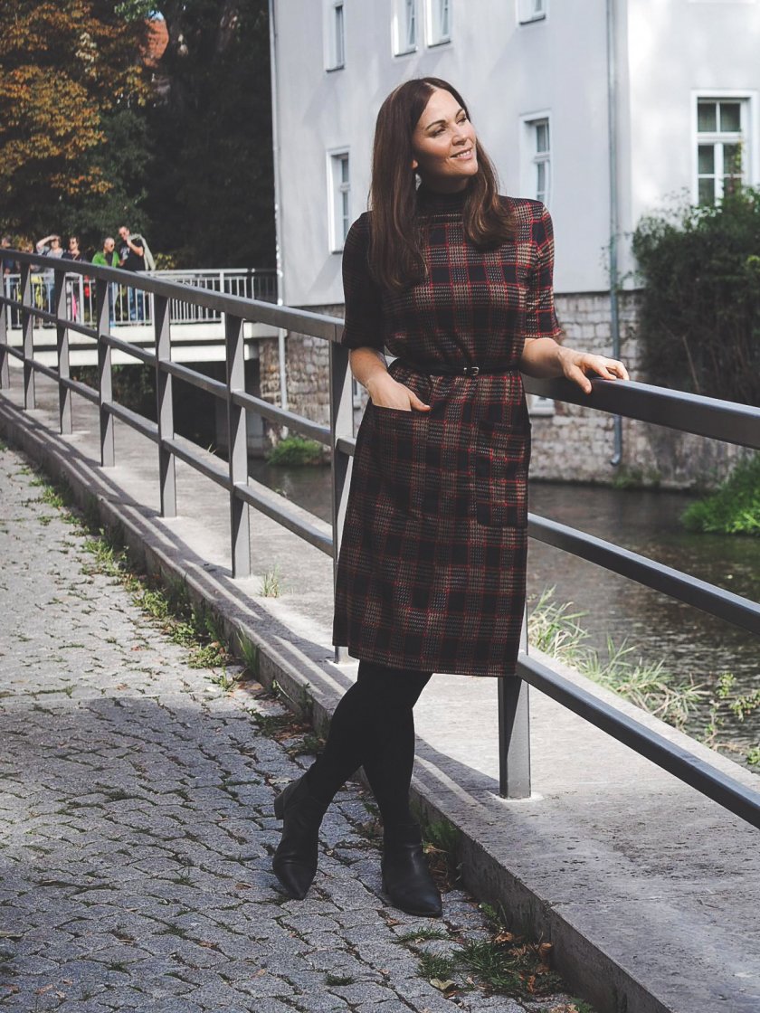 alltagsoutfit, Alltagsoutfit mit Midikleid, Blogazine, die schönsten Kleider für den Herbst, Matt & Nat Bag, elegant Streetstyle, Eleganter Herbst Style mit Midikleid, enthält unbeauftragte Werbung, Erfurt, Fashion Blog, Fashion Blogger, Fashion Inspiration, Fashion Magazin, featured, Herbstgarderobe, Herbstmode, kariertes Kleid, Layering im Herbst, Magazin, Midikleid im Herbst stylen, Midirkleid Outfit, Midikleid stylen, Mode Blog, Mode Tipps, modeblog, Modetrends, Modetrends 2019, Bianco Shoes, Stiefelletten kombinieren, ootd, Outfit, Kleid kombinieren, Styling Inspiration, Thüringen, Trendstyles 2018/2019, Wie kombiniere ich Midikleid im Herbst, www.kleidermaedchen.de #zaraootd #modeblog #fashionblogger #kleid