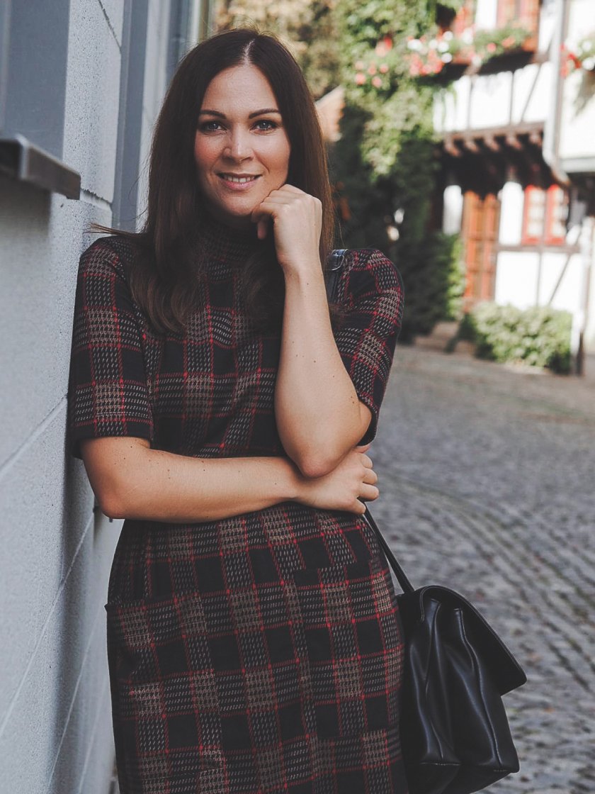 alltagsoutfit, Alltagsoutfit mit Midikleid, Blogazine, die schönsten Kleider für den Herbst, Matt & Nat Bag, elegant Streetstyle, Eleganter Herbst Style mit Midikleid, enthält unbeauftragte Werbung, Erfurt, Fashion Blog, Fashion Blogger, Fashion Inspiration, Fashion Magazin, featured, Herbstgarderobe, Herbstmode, kariertes Kleid, Layering im Herbst, Magazin, Midikleid im Herbst stylen, Midirkleid Outfit, Midikleid stylen, Mode Blog, Mode Tipps, modeblog, Modetrends, Modetrends 2019, Bianco Shoes, Stiefelletten kombinieren, ootd, Outfit, Kleid kombinieren, Styling Inspiration, Thüringen, Trendstyles 2018/2019, Wie kombiniere ich Midikleid im Herbst, www.kleidermaedchen.de #zaraootd #modeblog #fashionblogger #kleid