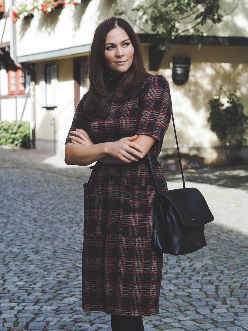 alltagsoutfit, Alltagsoutfit mit Midikleid, Blogazine, die schönsten Kleider für den Herbst, Matt & Nat Bag, elegant Streetstyle, Eleganter Herbst Style mit Midikleid, enthält unbeauftragte Werbung, Erfurt, Fashion Blog, Fashion Blogger, Fashion Inspiration, Fashion Magazin, featured, Herbstgarderobe, Herbstmode, kariertes Kleid, Layering im Herbst, Magazin, Midikleid im Herbst stylen, Midirkleid Outfit, Midikleid stylen, Mode Blog, Mode Tipps, modeblog, Modetrends, Modetrends 2019, Bianco Shoes, Stiefelletten kombinieren, ootd, Outfit, Kleid kombinieren, Styling Inspiration, Thüringen, Trendstyles 2018/2019, Wie kombiniere ich Midikleid im Herbst, www.kleidermaedchen.de #zaraootd #modeblog #fashionblogger #kleid