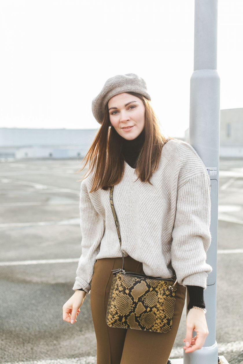 Alltagsoutfit im casual Street Style, Alltagsoutfit im eleganten Street Style, casual chic, enthält unbeauftrage Werbung, karierter Mantel, Barett, Turtleneck, Rollkragenpullover, Zara Boots, Animal Print Tasche, Bundfaltenhose, Marlene Hose, Modetrends Herbst Winter 2018/19, Modetrends 2018, Modetrends 18/19, Mode und Styling Tipps, Modeblogger, Modeblog, Fashion Blog, Outfit Blog, Streetstyle Blog, www.kleidermaedchen.de, #bundfaltenhose #outfit #alltagsoutfit #animalprint #barett #turtleneck #mantel #coat #outfit #streetstyle #herbstwinter1819