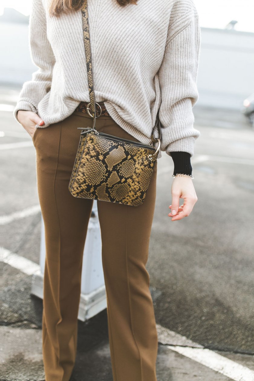 Alltagsoutfit im casual Street Style, Alltagsoutfit im eleganten Street Style, casual chic, enthält unbeauftrage Werbung, karierter Mantel, Barett, Turtleneck, Rollkragenpullover, Zara Boots, Animal Print Tasche, Bundfaltenhose, Marlene Hose, Modetrends Herbst Winter 2018/19, Modetrends 2018, Modetrends 18/19, Mode und Styling Tipps, Modeblogger, Modeblog, Fashion Blog, Outfit Blog, Streetstyle Blog, www.kleidermaedchen.de, #bundfaltenhose #outfit #alltagsoutfit #animalprint #barett #turtleneck #mantel #coat #outfit #streetstyle #herbstwinter1819