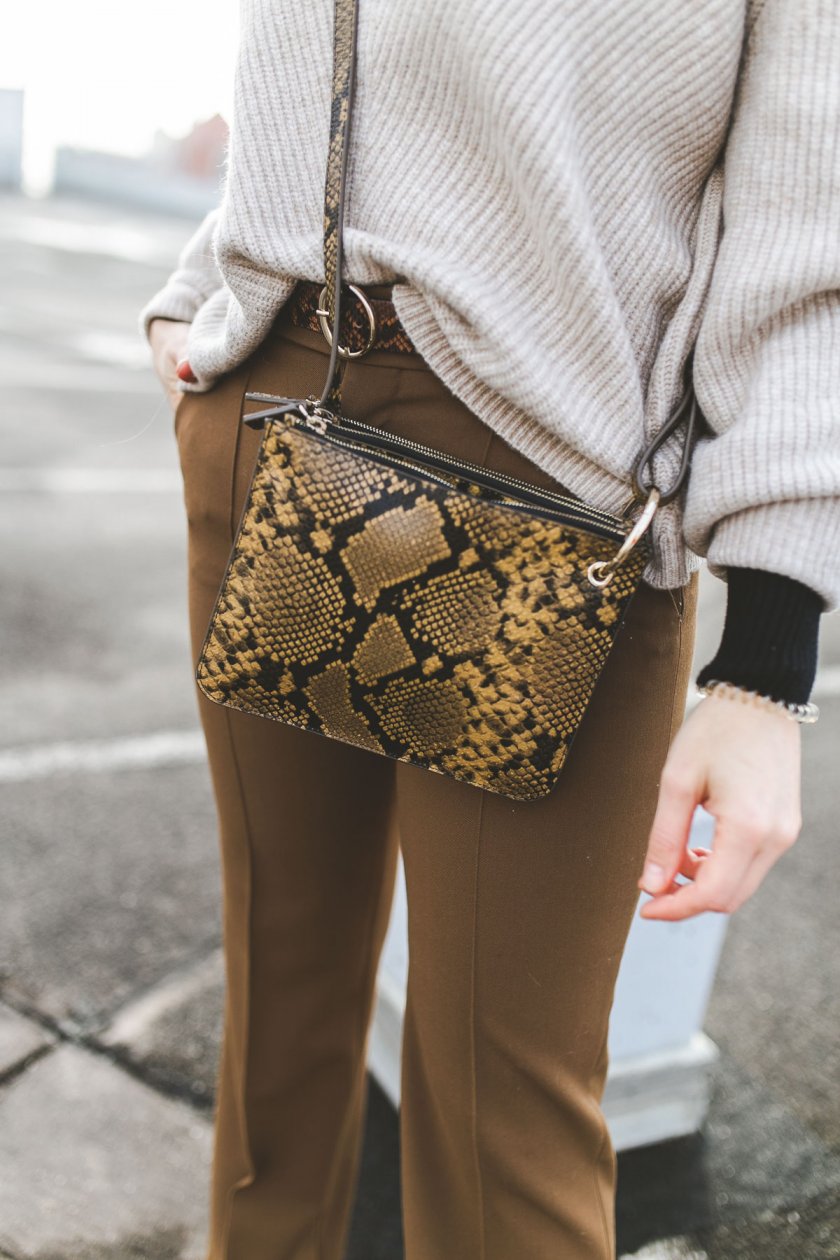 Alltagsoutfit im casual Street Style, Alltagsoutfit im eleganten Street Style, casual chic, enthält unbeauftrage Werbung, karierter Mantel, Barett, Turtleneck, Rollkragenpullover, Zara Boots, Animal Print Tasche, Bundfaltenhose, Marlene Hose, Modetrends Herbst Winter 2018/19, Modetrends 2018, Modetrends 18/19, Mode und Styling Tipps, Modeblogger, Modeblog, Fashion Blog, Outfit Blog, Streetstyle Blog, www.kleidermaedchen.de, #bundfaltenhose #outfit #alltagsoutfit #animalprint #barett #turtleneck #mantel #coat #outfit #streetstyle #herbstwinter1819