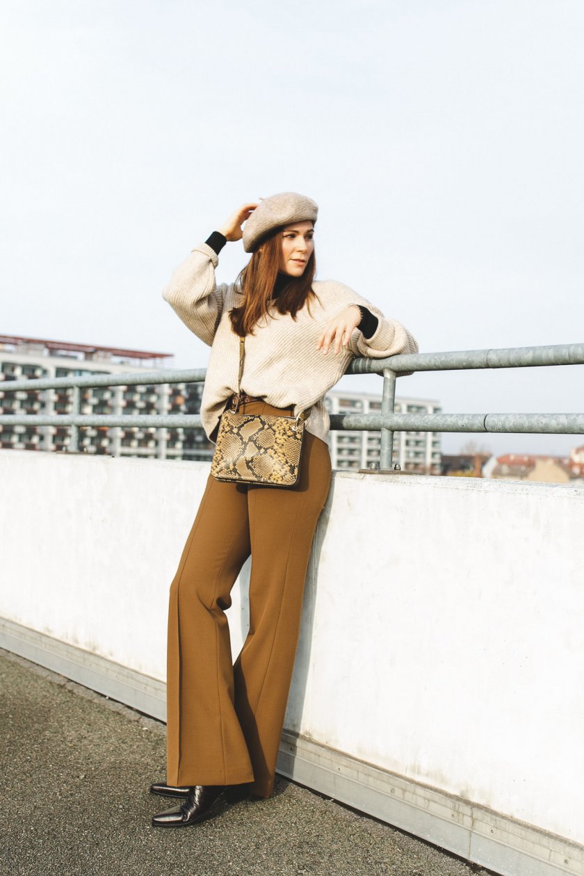 Alltagsoutfit im casual Street Style, Alltagsoutfit im eleganten Street Style, casual chic, enthält unbeauftrage Werbung, karierter Mantel, Barett, Turtleneck, Rollkragenpullover, Zara Boots, Animal Print Tasche, Bundfaltenhose, Marlene Hose, Modetrends Herbst Winter 2018/19, Modetrends 2018, Modetrends 18/19, Mode und Styling Tipps, Modeblogger, Modeblog, Fashion Blog, Outfit Blog, Streetstyle Blog, www.kleidermaedchen.de, #bundfaltenhose #outfit #alltagsoutfit #animalprint #barett #turtleneck #mantel #coat #outfit #streetstyle #herbstwinter1819