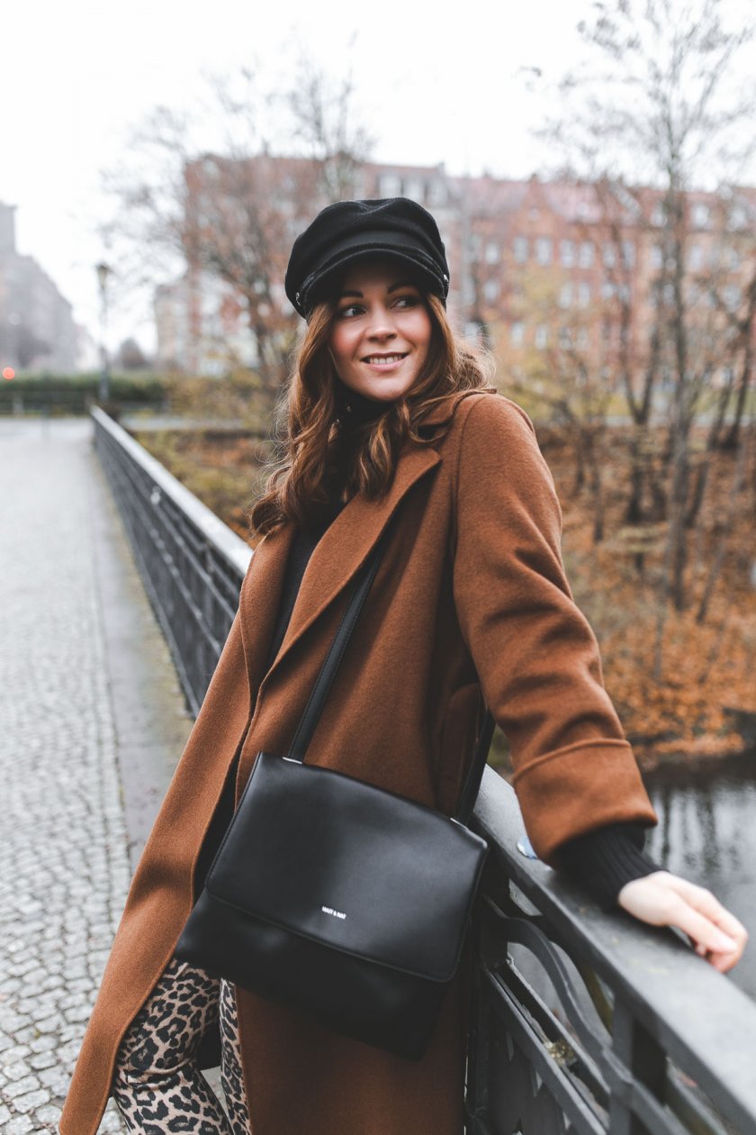 Alltagsoutfit im casual Street Style, Alltagsoutfit im eleganten Street Style, casual chic, enthält unbeauftrage Werbung, camel Mantel, Baker Boy Mütze, Turtleneck, Rollkragenpullover, Zign Boots, Animal Print Leggings, Leo Leggings, Modetrends Herbst Winter 2018/19, Modetrends 2018, Modetrends 18/19, Mode und Styling Tipps, Modeblogger, Modeblog, Fashion Blog, Outfit Blog, Streetstyle Blog, www.kleidermaedchen.de, #Leoleggings #outfit #alltagsoutfit #animalprint #bakerboymuetze #turtleneck #strickpullover #camel #leomuster #leobluse #mattandnat #coat #outfit #streetstyle #herbstwinter1819