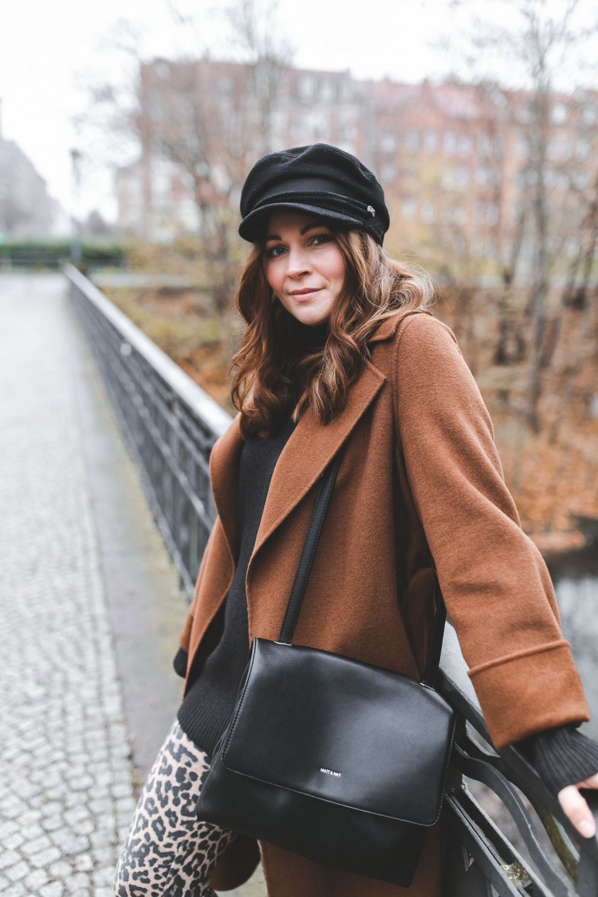 Alltagsoutfit im casual Street Style, Alltagsoutfit im eleganten Street Style, casual chic, enthält unbeauftrage Werbung, camel Mantel, Baker Boy Mütze, Turtleneck, Rollkragenpullover, Zign Boots, Animal Print Leggings, Leo Leggings, Modetrends Herbst Winter 2018/19, Modetrends 2018, Modetrends 18/19, Mode und Styling Tipps, Modeblogger, Modeblog, Fashion Blog, Outfit Blog, Streetstyle Blog, www.kleidermaedchen.de, #Leoleggings #outfit #alltagsoutfit #animalprint #bakerboymuetze #turtleneck #strickpullover #camel #leomuster #leobluse #mattandnat #coat #outfit #streetstyle #herbstwinter1819