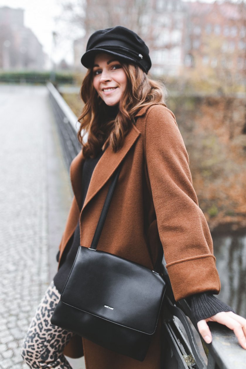 Alltagsoutfit im casual Street Style, Alltagsoutfit im eleganten Street Style, casual chic, enthält unbeauftrage Werbung, camel Mantel, Baker Boy Mütze, Turtleneck, Rollkragenpullover, Zign Boots, Animal Print Leggings, Leo Leggings, Modetrends Herbst Winter 2018/19, Modetrends 2018, Modetrends 18/19, Mode und Styling Tipps, Modeblogger, Modeblog, Fashion Blog, Outfit Blog, Streetstyle Blog, www.kleidermaedchen.de, #Leoleggings #outfit #alltagsoutfit #animalprint #bakerboymuetze #turtleneck #strickpullover #camel #leomuster #leobluse #mattandnat #coat #outfit #streetstyle #herbstwinter1819