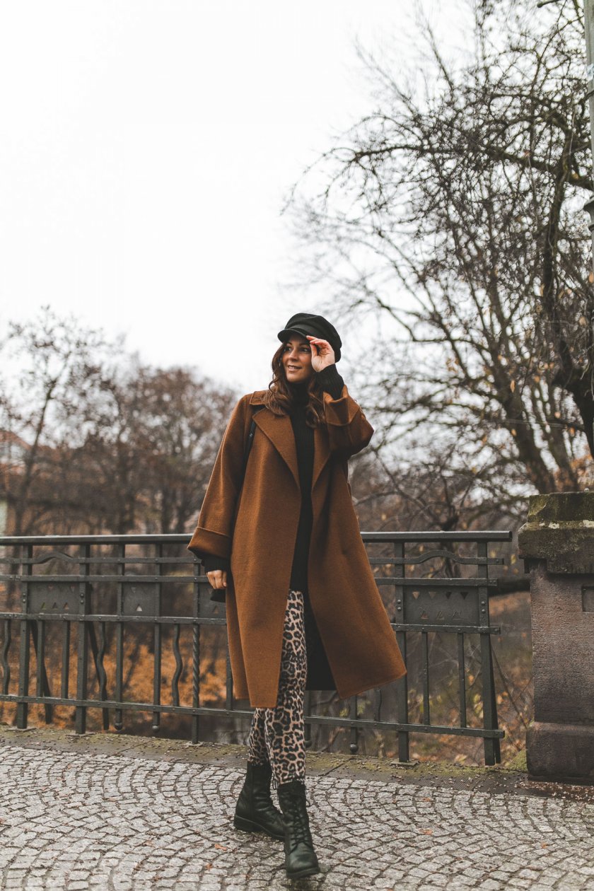 Alltagsoutfit im casual Street Style, Alltagsoutfit im eleganten Street Style, casual chic, enthält unbeauftrage Werbung, camel Mantel, Baker Boy Mütze, Turtleneck, Rollkragenpullover, Zign Boots, Animal Print Leggings, Leo Leggings, Modetrends Herbst Winter 2018/19, Modetrends 2018, Modetrends 18/19, Mode und Styling Tipps, Modeblogger, Modeblog, Fashion Blog, Outfit Blog, Streetstyle Blog, www.kleidermaedchen.de, #Leoleggings #outfit #alltagsoutfit #animalprint #bakerboymuetze #turtleneck #strickpullover #camel #leomuster #leobluse #mattandnat #coat #outfit #streetstyle #herbstwinter1819