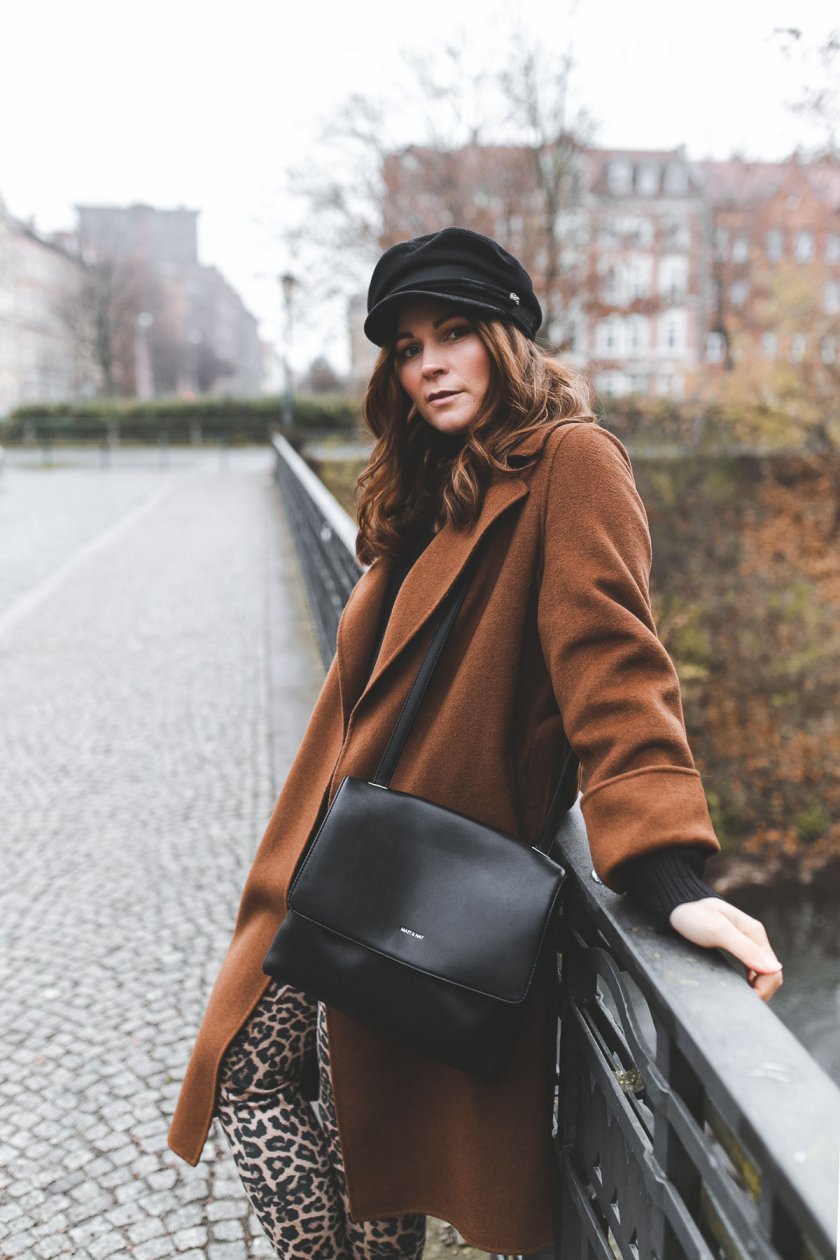 Alltagsoutfit im casual Street Style, Alltagsoutfit im eleganten Street Style, casual chic, enthält unbeauftrage Werbung, camel Mantel, Baker Boy Mütze, Turtleneck, Rollkragenpullover, Zign Boots, Animal Print Leggings, Leo Leggings, Modetrends Herbst Winter 2018/19, Modetrends 2018, Modetrends 18/19, Mode und Styling Tipps, Modeblogger, Modeblog, Fashion Blog, Outfit Blog, Streetstyle Blog, www.kleidermaedchen.de, #Leoleggings #outfit #alltagsoutfit #animalprint #bakerboymuetze #turtleneck #strickpullover #camel #leomuster #leobluse #mattandnat #coat #outfit #streetstyle #herbstwinter1819