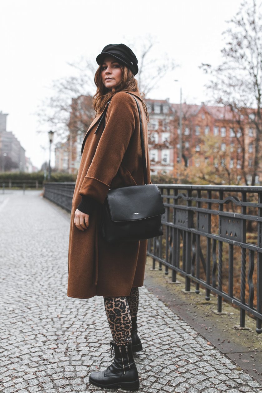 Alltagsoutfit im casual Street Style, Alltagsoutfit im eleganten Street Style, casual chic, enthält unbeauftrage Werbung, camel Mantel, Baker Boy Mütze, Turtleneck, Rollkragenpullover, Zign Boots, Animal Print Leggings, Leo Leggings, Modetrends Herbst Winter 2018/19, Modetrends 2018, Modetrends 18/19, Mode und Styling Tipps, Modeblogger, Modeblog, Fashion Blog, Outfit Blog, Streetstyle Blog, www.kleidermaedchen.de, #Leoleggings #outfit #alltagsoutfit #animalprint #bakerboymuetze #turtleneck #strickpullover #camel #leomuster #leobluse #mattandnat #coat #outfit #streetstyle #herbstwinter1819