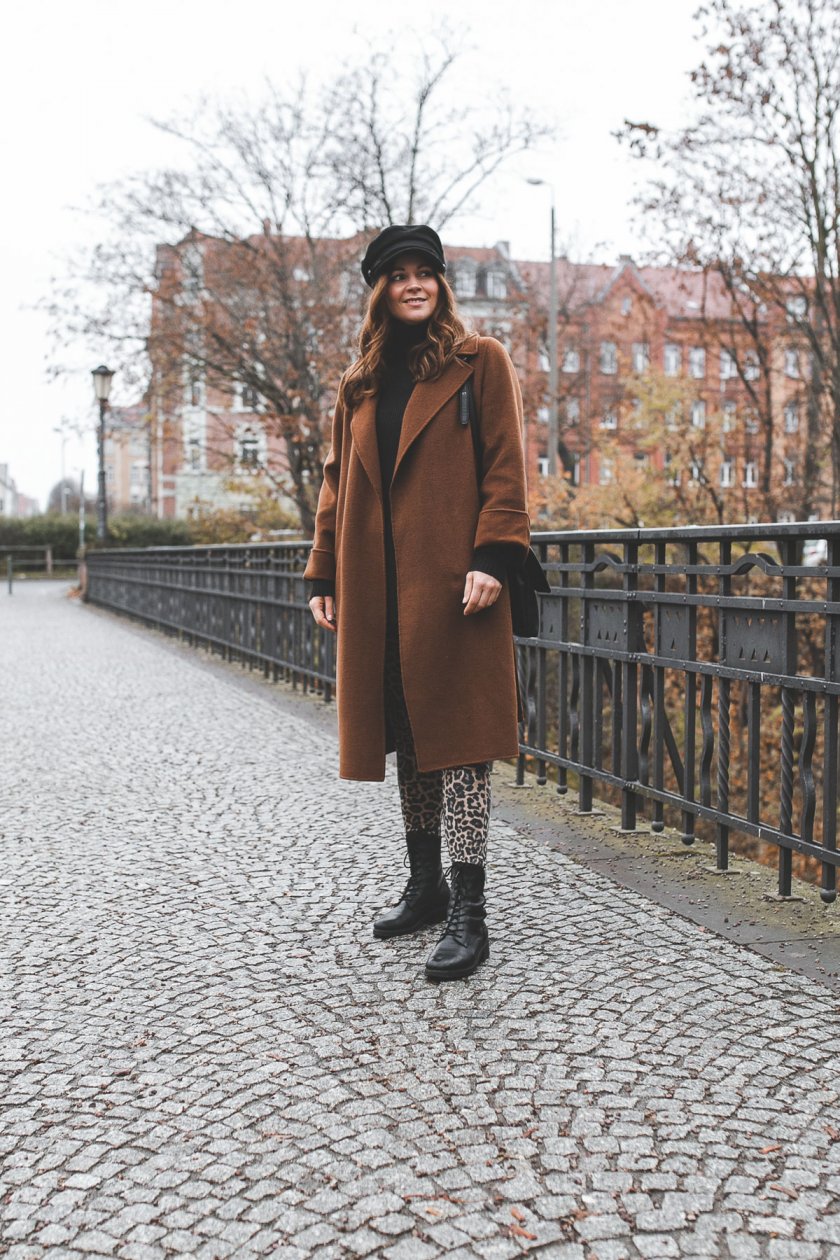 Alltagsoutfit im casual Street Style, Alltagsoutfit im eleganten Street Style, casual chic, enthält unbeauftrage Werbung, camel Mantel, Baker Boy Mütze, Turtleneck, Rollkragenpullover, Zign Boots, Animal Print Leggings, Leo Leggings, Modetrends Herbst Winter 2018/19, Modetrends 2018, Modetrends 18/19, Mode und Styling Tipps, Modeblogger, Modeblog, Fashion Blog, Outfit Blog, Streetstyle Blog, www.kleidermaedchen.de, #Leoleggings #outfit #alltagsoutfit #animalprint #bakerboymuetze #turtleneck #strickpullover #camel #leomuster #leobluse #mattandnat #coat #outfit #streetstyle #herbstwinter1819