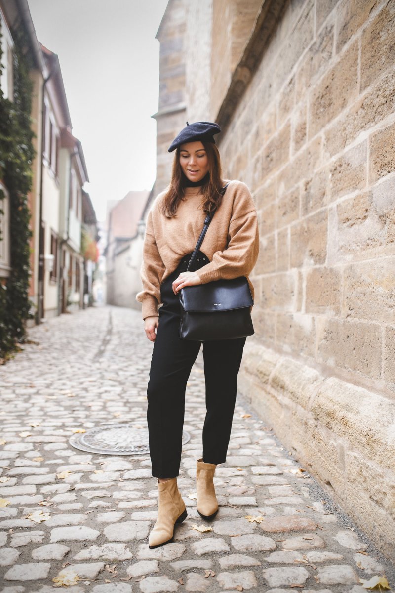 Alltagsoutfit im casual Street Style, Alltagsoutfit im eleganten Street Style, casual chic, enthält unbeauftrage Werbung, camel Pullover, Barett, Turtleneck, Rollkragenpullover, & Otherstories Boots, Animal Print Bluse, Leo Bluse, Bundfaltenhose, Marlene Hose, Modetrends Herbst Winter 2018/19, Modetrends 2018, Modetrends 18/19, Mode und Styling Tipps, Modeblogger, Modeblog, Fashion Blog, Outfit Blog, Streetstyle Blog, www.kleidermaedchen.de, #bundfaltenhose #outfit #alltagsoutfit #animalprint #barett #turtleneck #strickpullover #camel #leomuster #leobluse #mattandnat #coat #outfit #streetstyle #herbstwinter1819